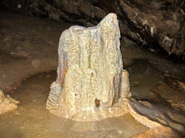 Stalagmit v jez�rku