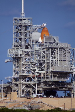 Rampa s raketoplánem Discovery teleobjektivem