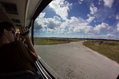 Pohled z okna autobusu na přistávací dráhu.